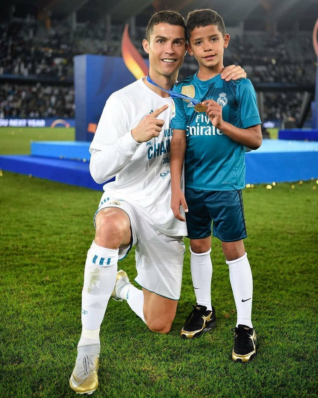 Cristiano Ronaldo in campo con il figlio