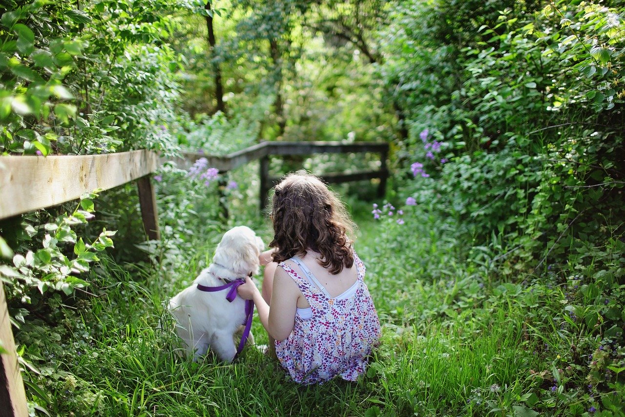 Cucciolo miglior amico della bambina