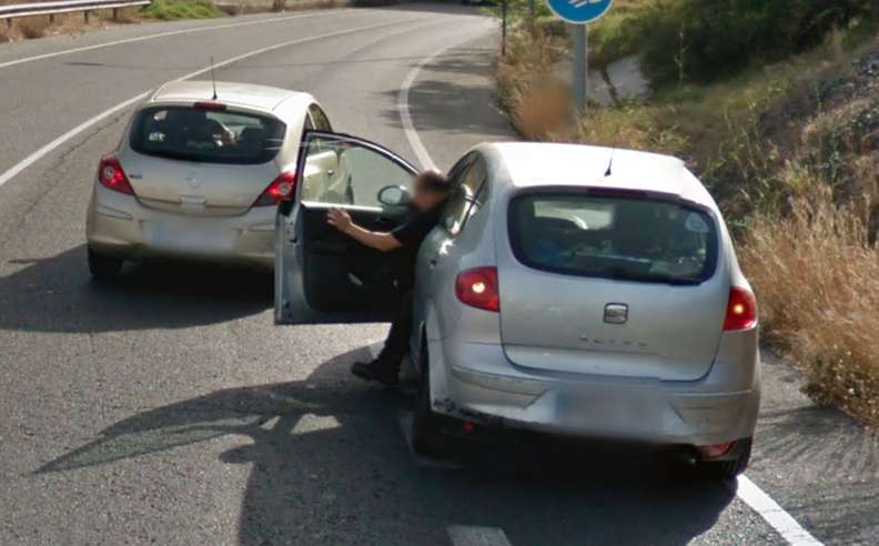 Auto si ferma in strada