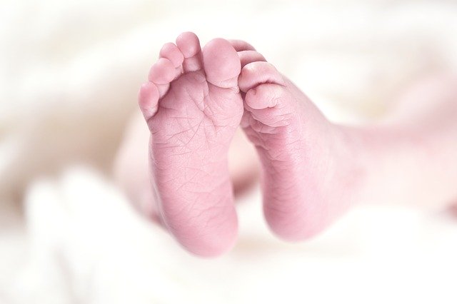 Neonata nel seggiolino in auto