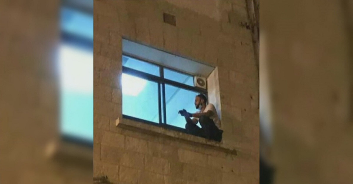Jihad Al-Suwaiti scala muro dell’ospedale per dare l’ultimo saluto alla mamma