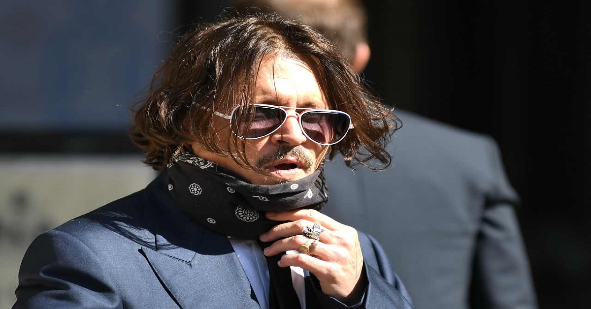 Johnny Depp si difende dall'ex moglie e accusa: "Ha defecato nel letto"