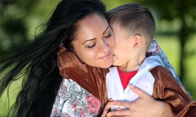 Mamma abbraccia il figlio