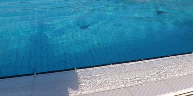 Bambino caduto in piscina morto