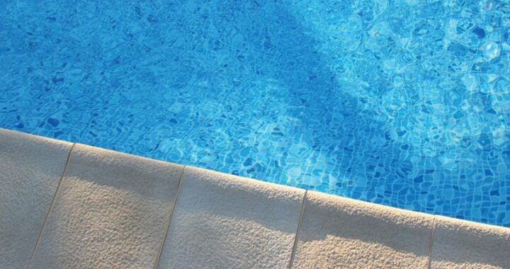 Bambino caduto in piscina morto