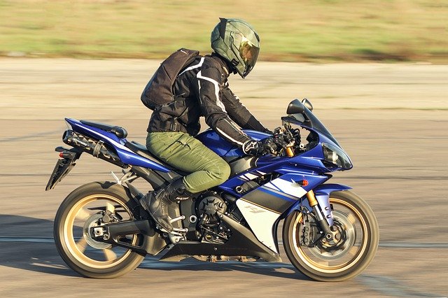 Ragazzo in motocicletta