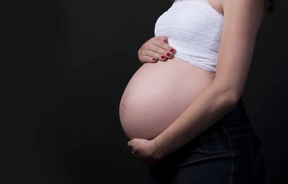 Napoli, caso di violenza domestica su una donna incinta