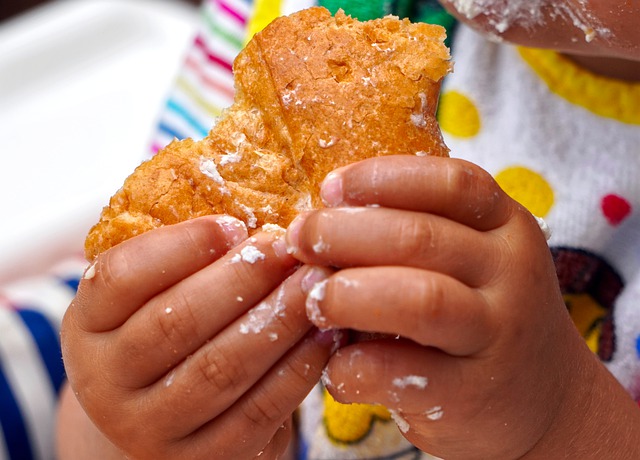 Bambino mangia da solo