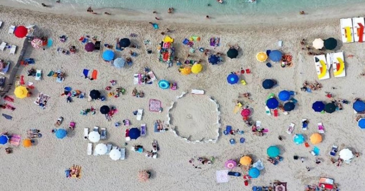 Trovato un nido di tartaruga tra gli ombrelloni e le sdraio della spiaggia di Porto Cesareo
