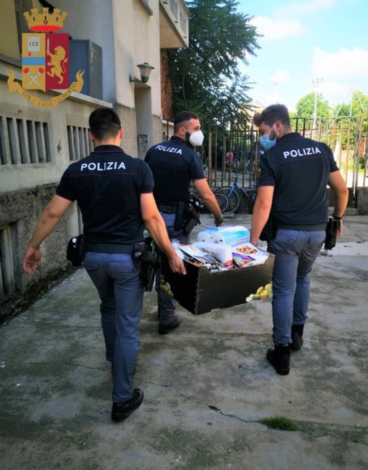 agenti di polizia con la spesa