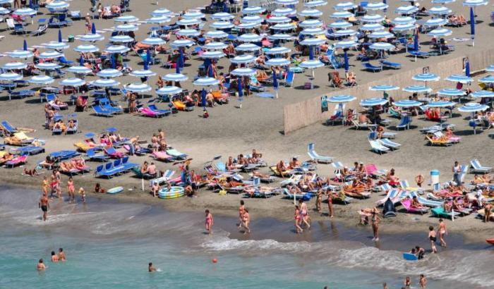 Bambino di due anni in vendita sulla spiaggia 