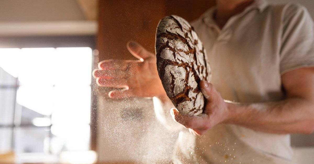 pane capovolto a tavola