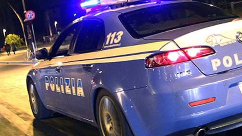 poliziotto accudisce bambina