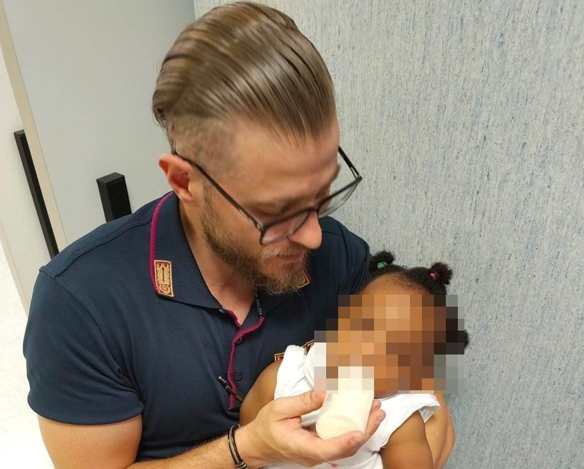 poliziotto accudisce bambina