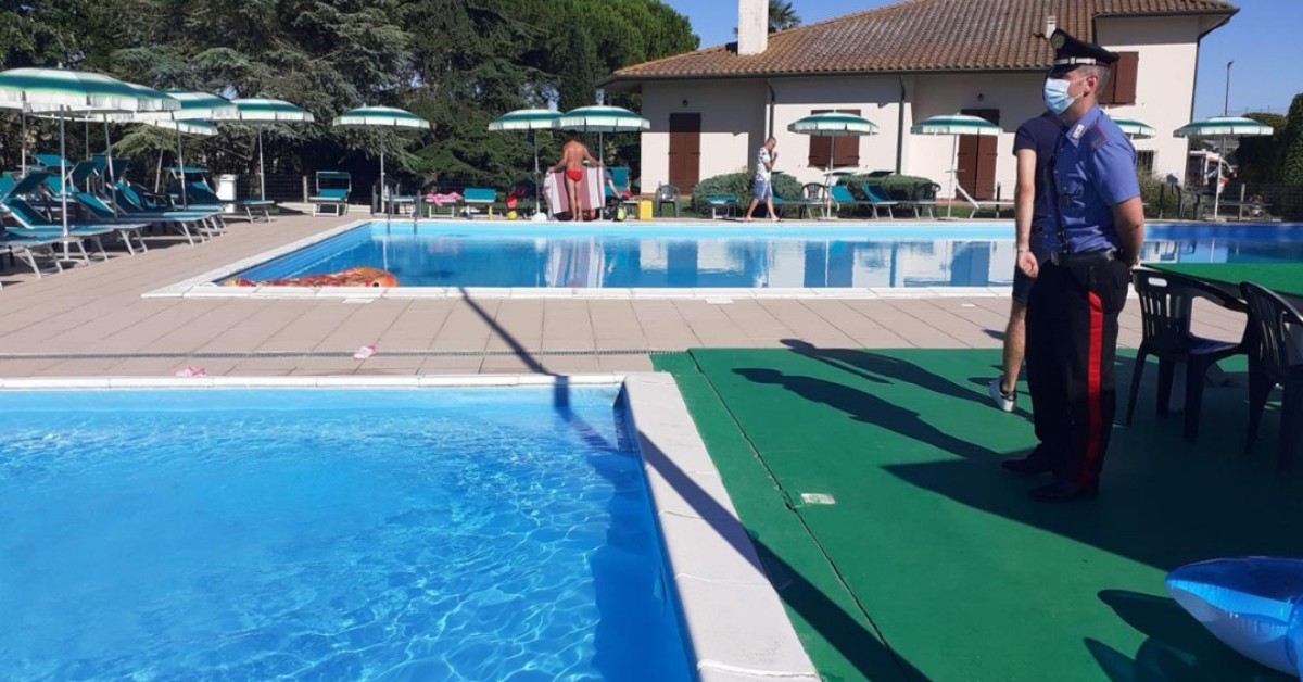 Bambino annegato a Bosco Mesola: mamma e gestore dell’agriturismo sotto accusa