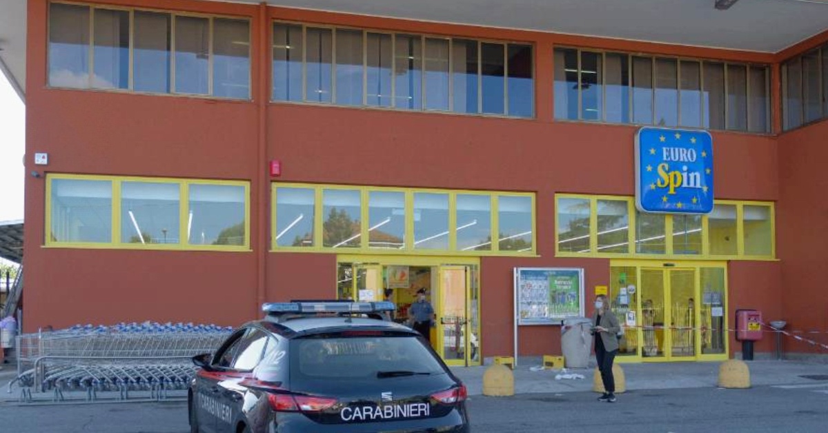 Cormano, sparatoria all’Eurospin durante una rapina: feriti una bambina ed una guardia giurata