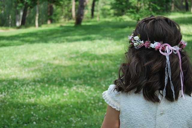 Bambina vestita per la Cresima