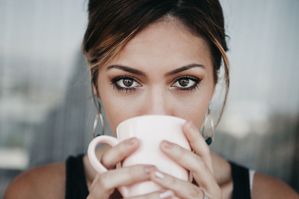 Come tingere le sopracciglia con il caffè (e con un pizzico di cacao)