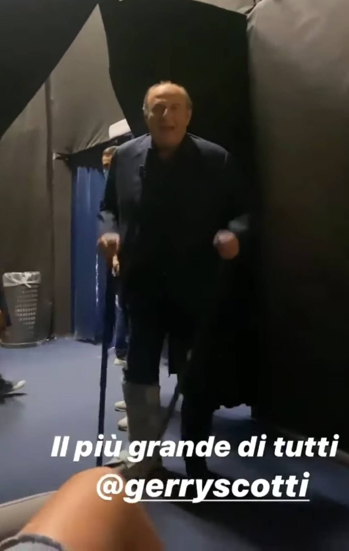 gerry Scotti gamba ingessata