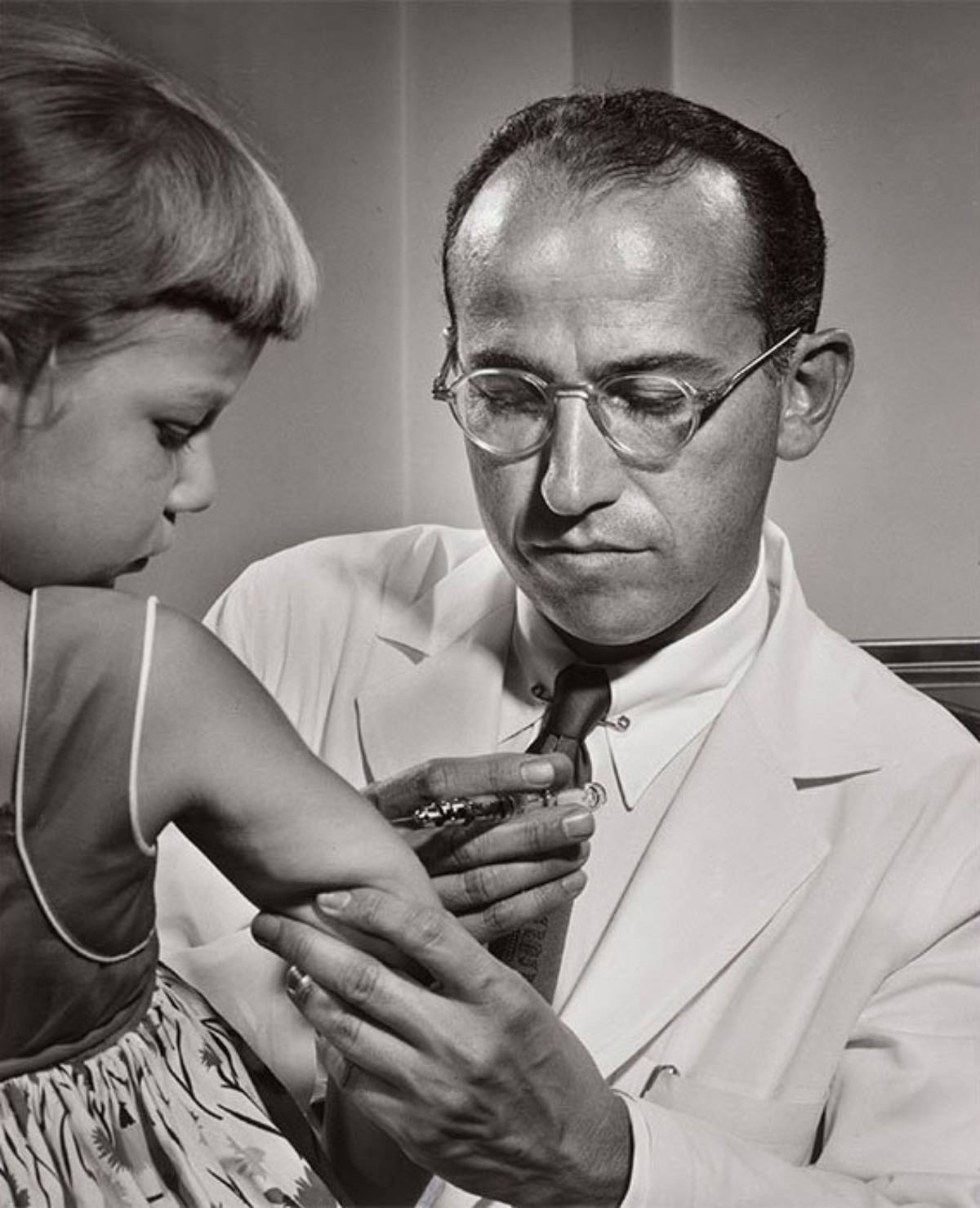 medico fa il vaccino antivaiolo