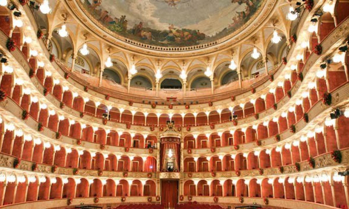 OperaStreaming propone un cartellone stagionale di trasmissioni video dal vivo realizzate nei principali enti preposti alla produzione di opere liriche dell’Emilia-Romagna (la Fondazione Lirico Sinfonica bolognese, i Teatri di Tradizione di Piacenza, Parma, Reggio Emilia, Modena, Ferrara e Ravenna, il Teatro Amintore Galli di Rimini) in collaborazione con EDUNOVA-Università di Modena e Reggio Emilia. Il progetto, con durata triennale 2019-2021, ha come finalità quella di identificare e promuovere, attraverso uno strumento di comunicazione globale, la Regione Emilia-Romagna quale territorio di tradizione lirica e di produzione operistica di assoluto prestigio internazionale. Scopo del progetto è altresì quello di fornire, anche nel contesto dello stesso territorio regionale, un servizio rivolto a fasce di pubblico svantaggiate nella fruizione delle attività delle sale teatrali.