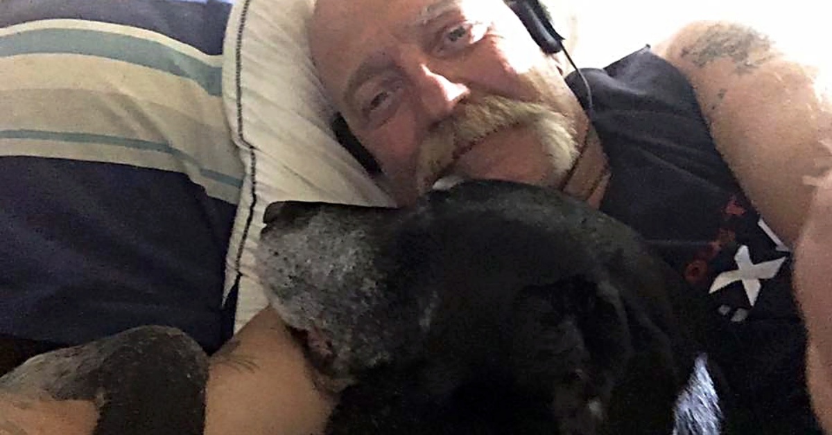Cerca la donna che lo ha consolato dopo la morte del suo cane: il racconto di JP Groeninger