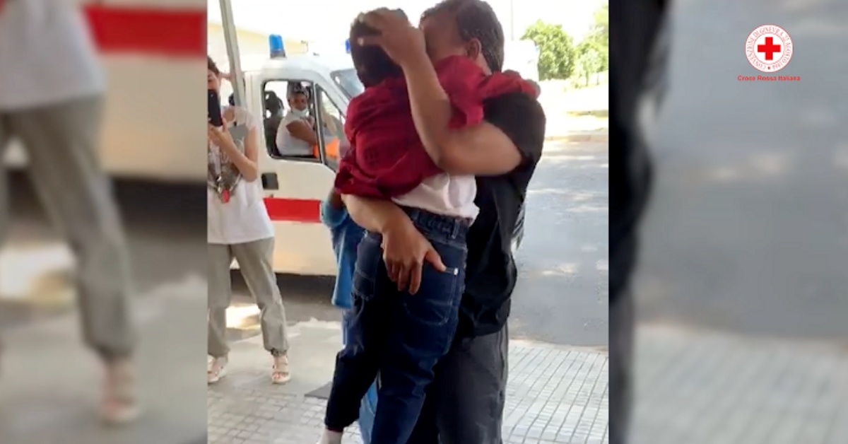 Dopo quattro mesi di lontananza, il piccolo Juniò riabbraccia la sua famiglia