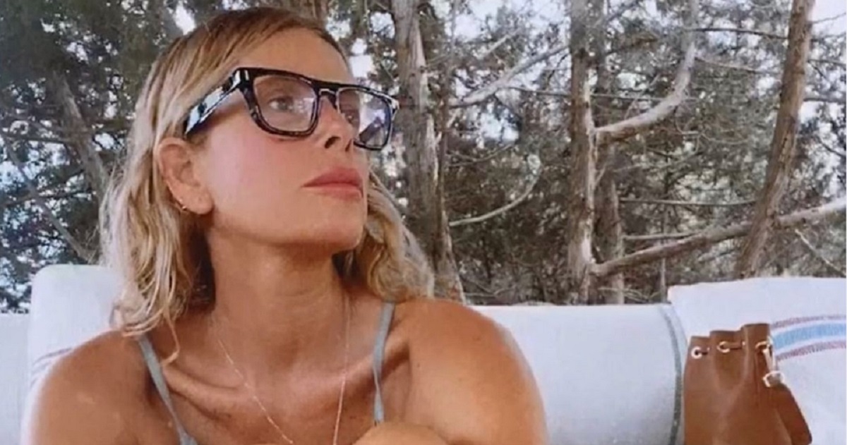 Alessia Marcuzzi, occhiali nuovi e look da eterna ragazzina: così dimentica i gossip