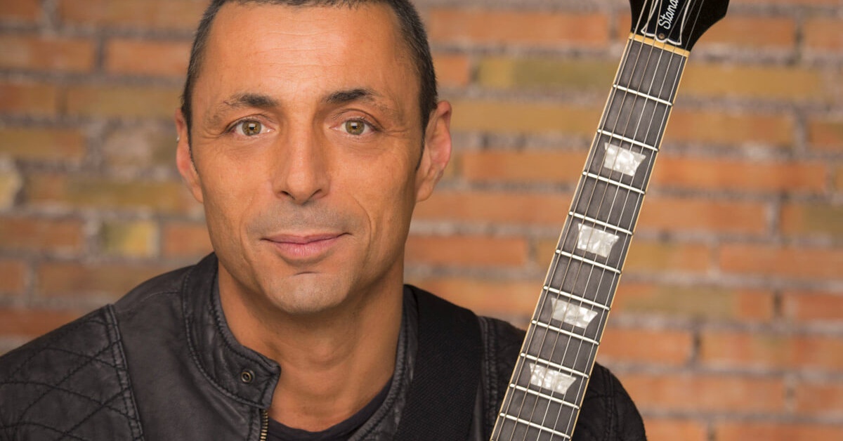 Alex Britti oggi compie 52 anni: eccolo in versione papà