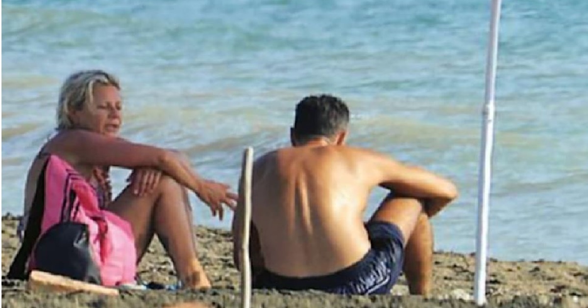 Antonella Elia in spiaggia con Pietro