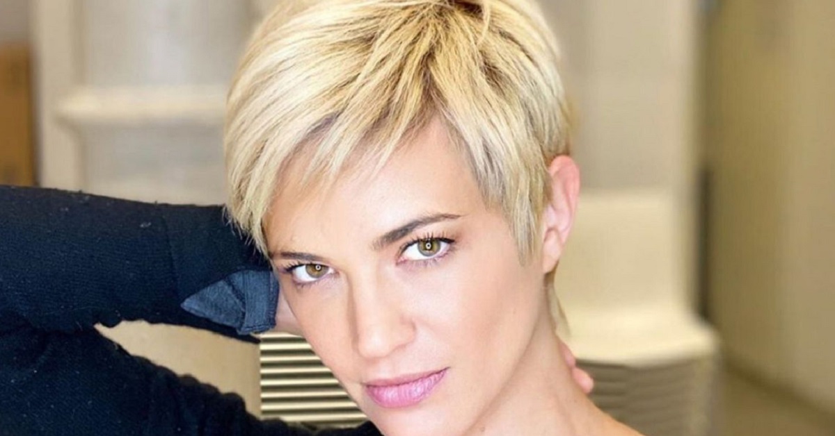 Asia Argento cambio look: bionda con capelli mossi e sfumature dorate