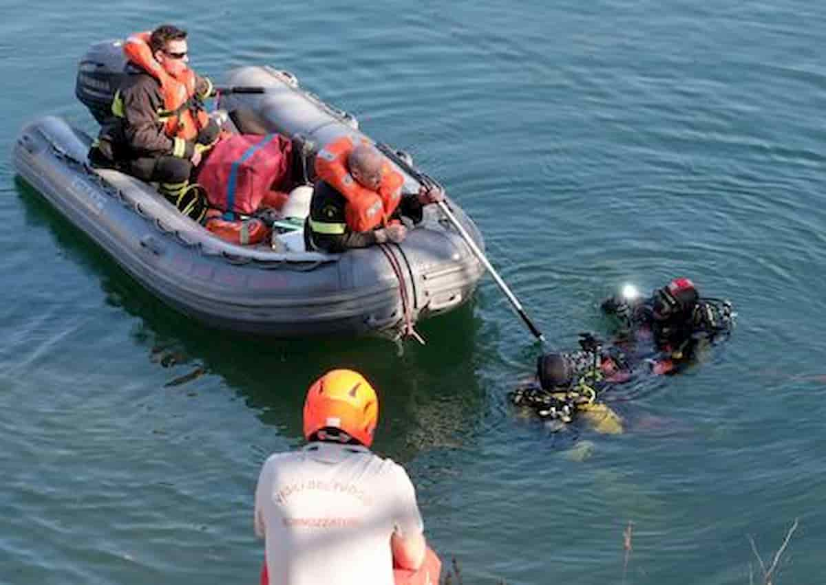 bambina dispersa nel lago