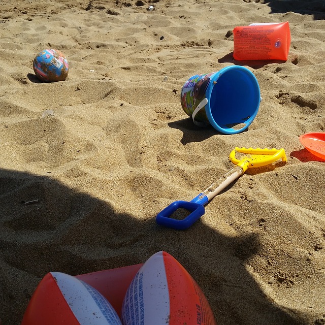 Bambina che gioca in spiaggia