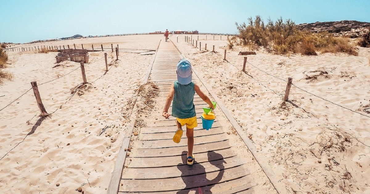 Bambino che corre in spiaggia