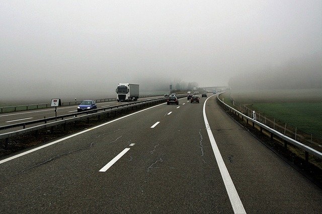 Bambino cade in strada dall'auto