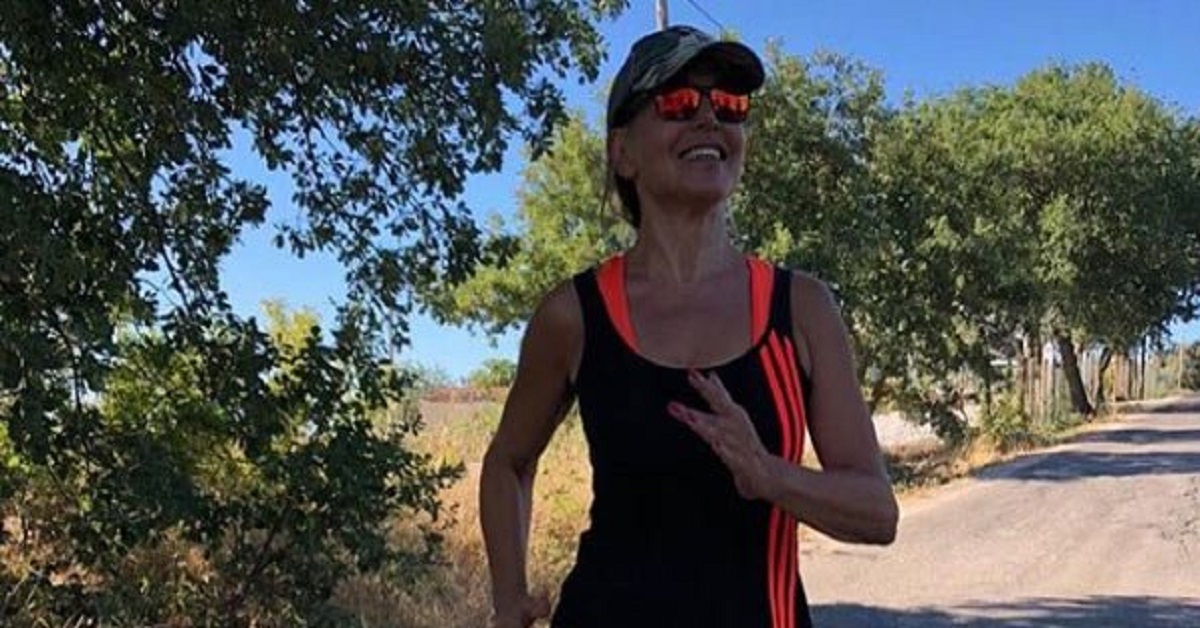 Barbara D'Ursdo finge di fare jogging