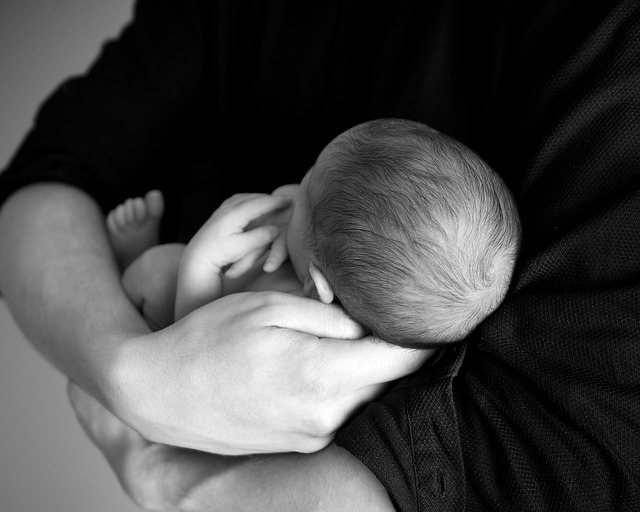 Bambina e papà con il Coronavirus