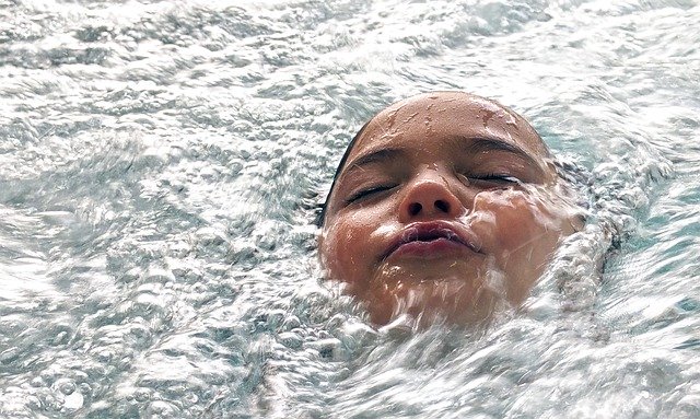 Bambino sott'acqua in piscina