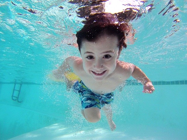 Bambini nuotano in piscina