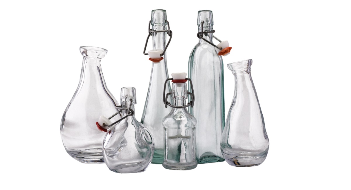 Come pulire le bottiglie di vetro: trucchi e consigli per lucidarle e renderle igieniche