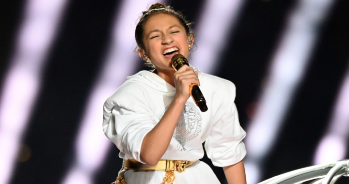 Emme Anthony canta con vestito bianco