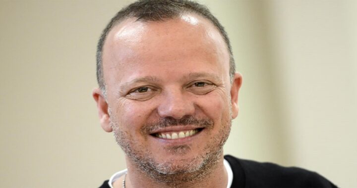 Gigi D'Alessio diventa nonno Anna commenta