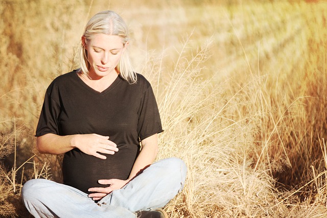 Mamma incinta accarezza la pancia