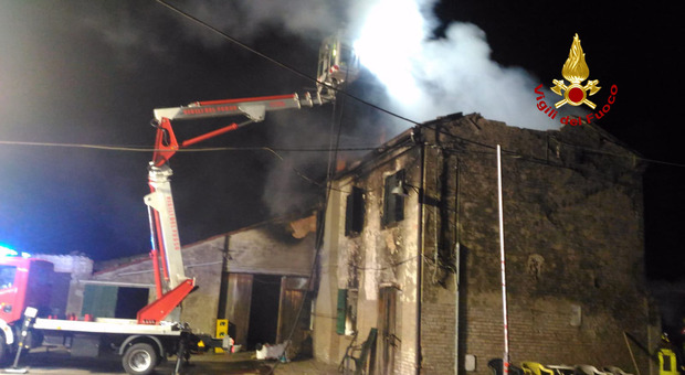 Canaro, incendio azienda agricola 