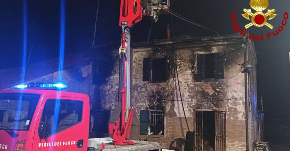 Canaro, incendio divampa in un’azienda agricola: proprietario salvo grazie al cane
