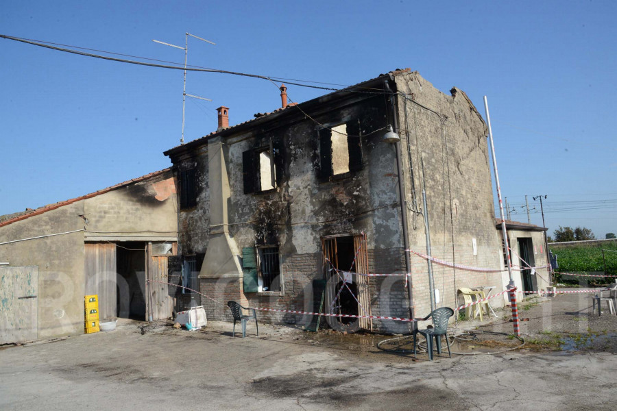 Canaro, incendio azienda agricola