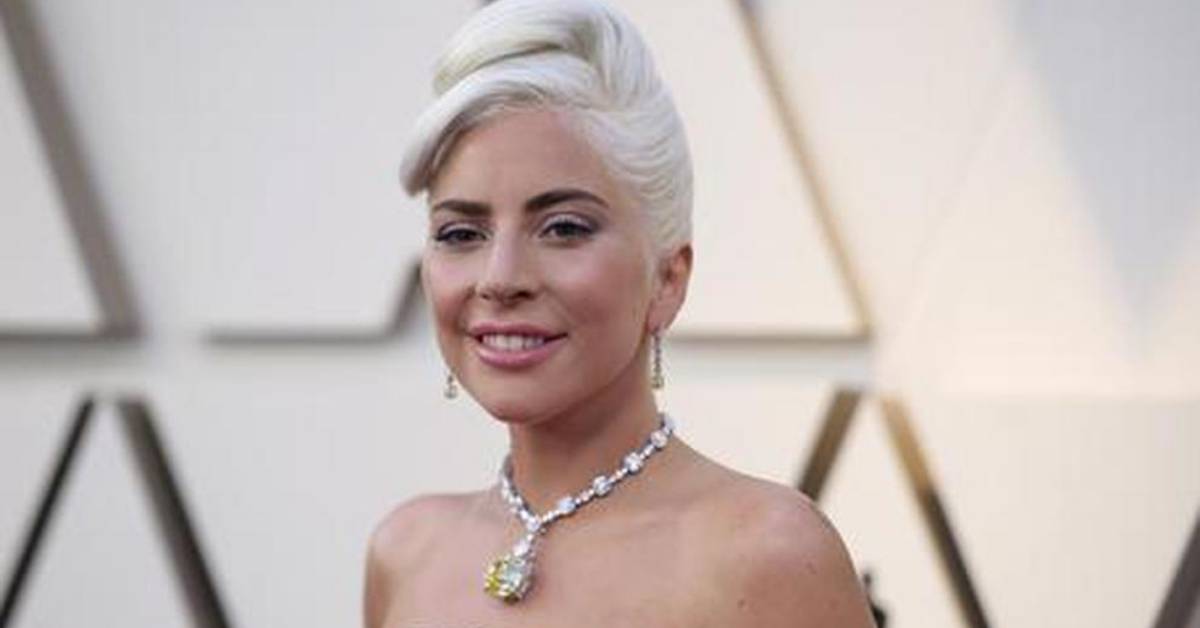 Lady Gaga cambia look: nuovo colore di capelli in memoria della madre scomparsa di un suo amico