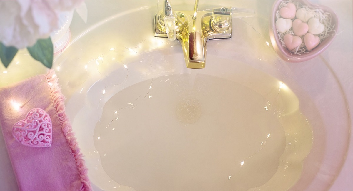 Come pulire bene il lavabo: i trucchi per evitare le macchie e la muffa