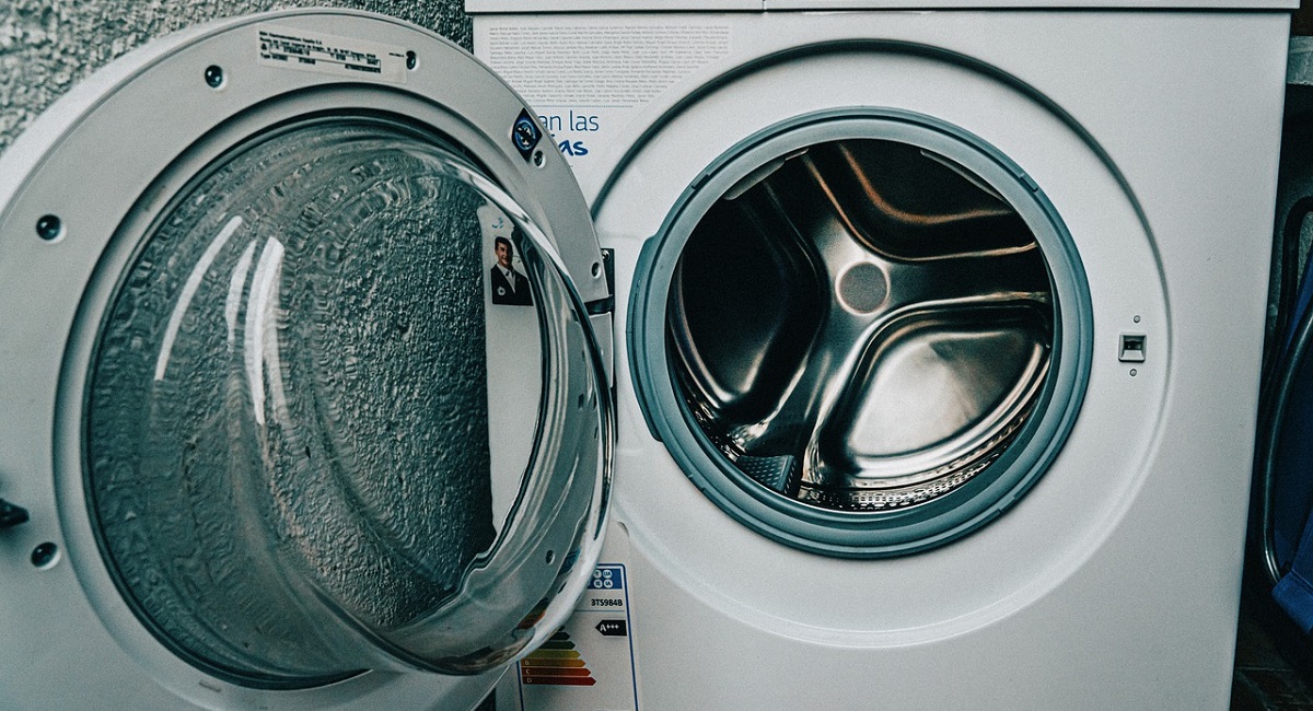 Come pulire la lavatrice: piccoli trucchi per farla splendere e profumare