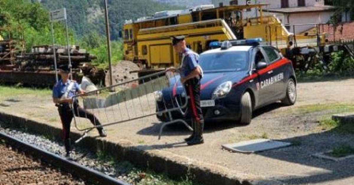 Pavona: treno rischia di  deragliare a causa di una panchina gettata sui binari